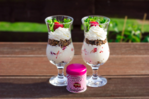 Schichtdessert mit Erdbeeren